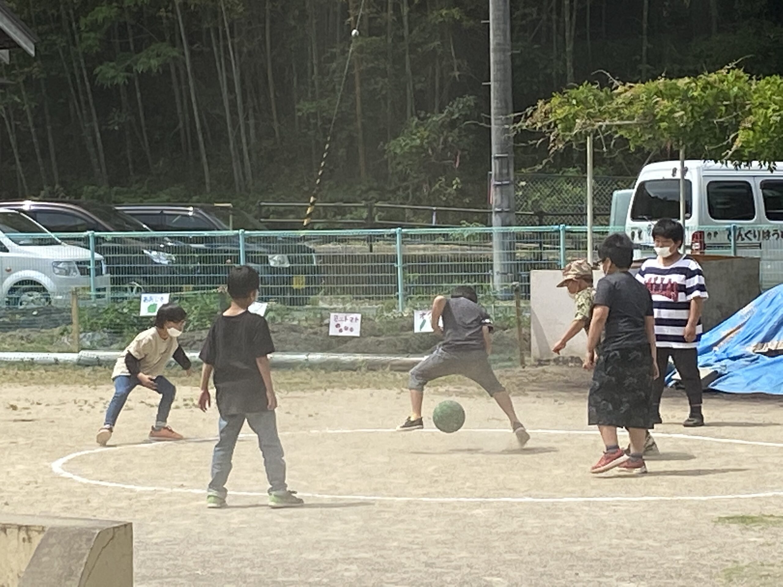 「運動場でドッチボールをしよう。」