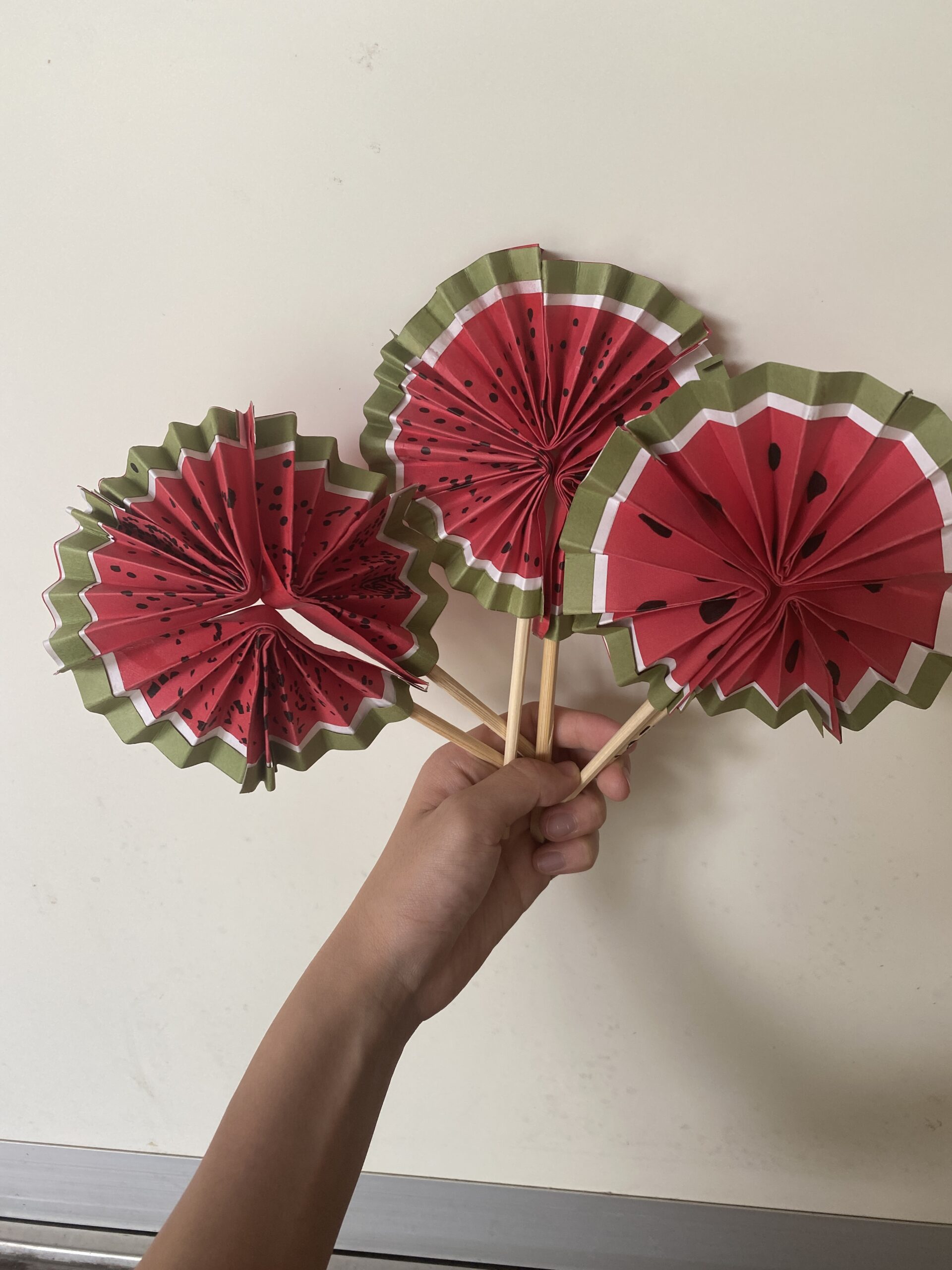 すいかのうちわを作りました！